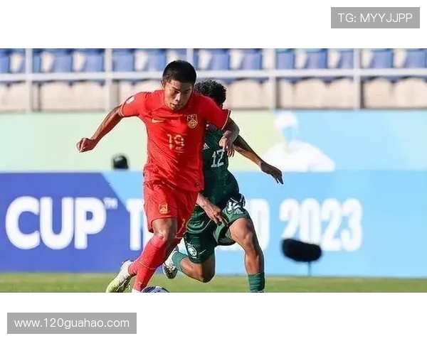 中国男足逆转取胜全场高燃新星爆发点燃球迷激情