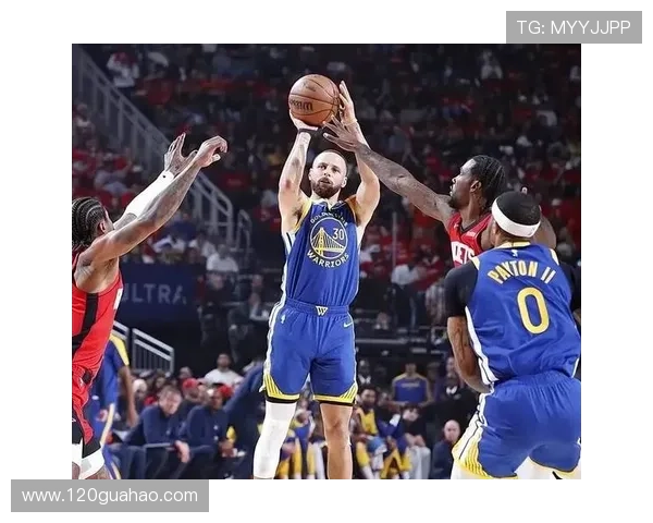 《NBA新赛季大幕开启明星球员表现抢眼球队竞争激烈》